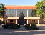 Памятник В.И.Ленину перед городским Дворцом культуры