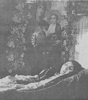 Прижизненное фото монахини Алексендры с иконой Божией Матери.