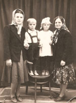 Курилова (Чичко) Анна Фёдоровна с сыном Анатолием и Чичко Мария с дочерью Верой