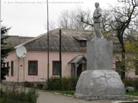 село Нины. Памятник Ленину, библиотека