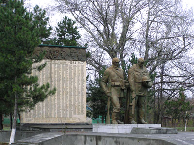 Монумент в с.Отказном. Фото Ф.Колосова 2006г.